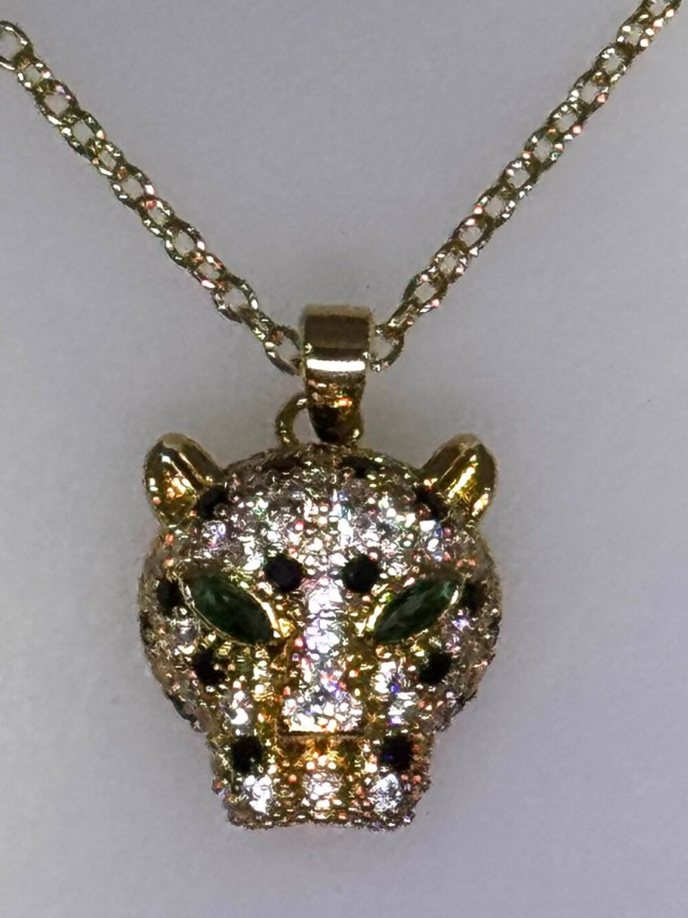 Gold tone leopard head pendant necklace, NWOT, lots of bling